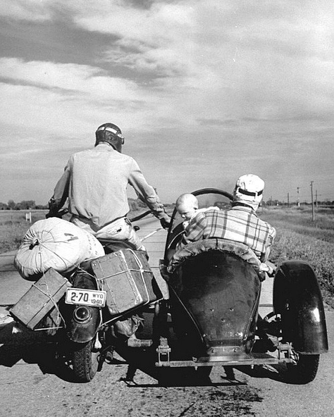 Неопубликованная LIFE фотография  семьи, движущейся на мотоцикле с коляской от Омахи, Небраска до Солт-Лейк-Сити, Юта вдоль шоссе 30 в 1948 году. Аллан Грант-коллекция изображений LIFE