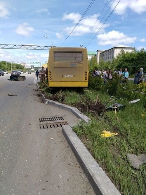 Авария дня. В Хабаровске УАЗ столкнулся с автобусом