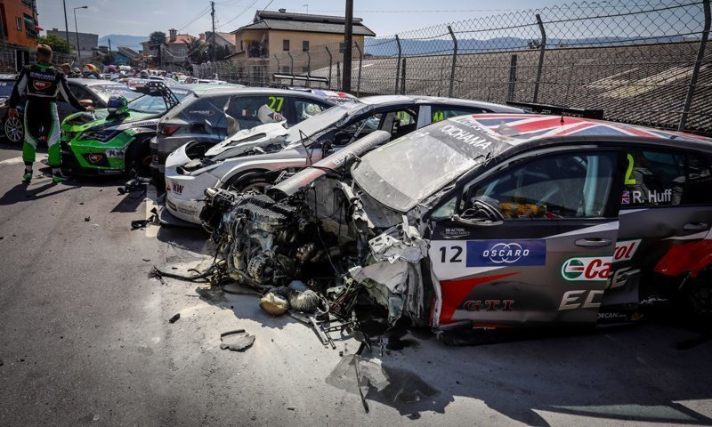 Куча-мала из машин: массовая авария на гонке WTCR в Португалии