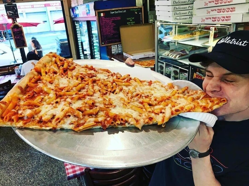 Гигантский кусок пиццы