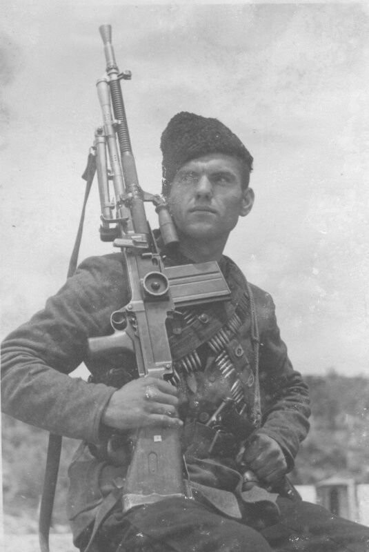Портрет четника Давида Йованича с пулеметом ZB-30