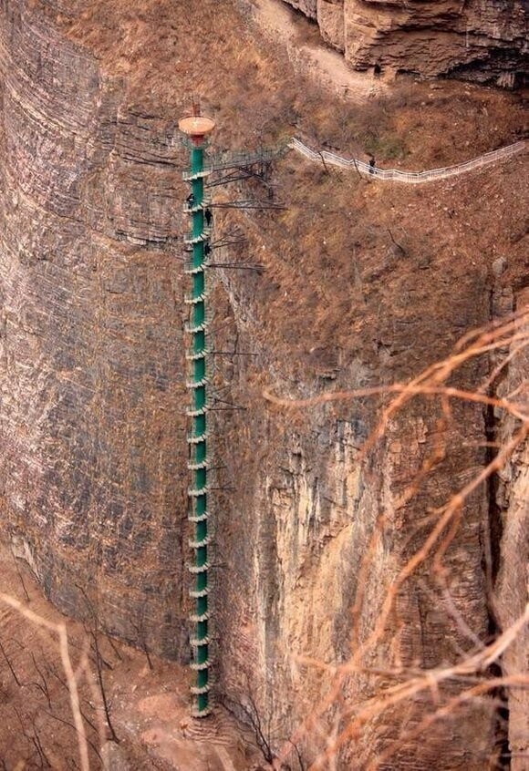 13. Хотели бы вы взобраться по этой прелестной 90-метровой винтовой лестнице? Если что, она находится в Китае (горный хребет Тайханшань)