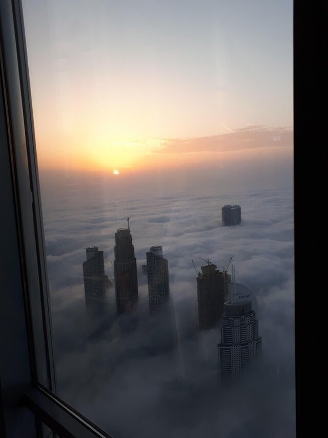 15. Это вид из окна одного из самых верхних этажей небоскрёба Бурджа-Халифа в Дубае. Ещё один способ осознать, насколько же это всё-таки высоченное строение