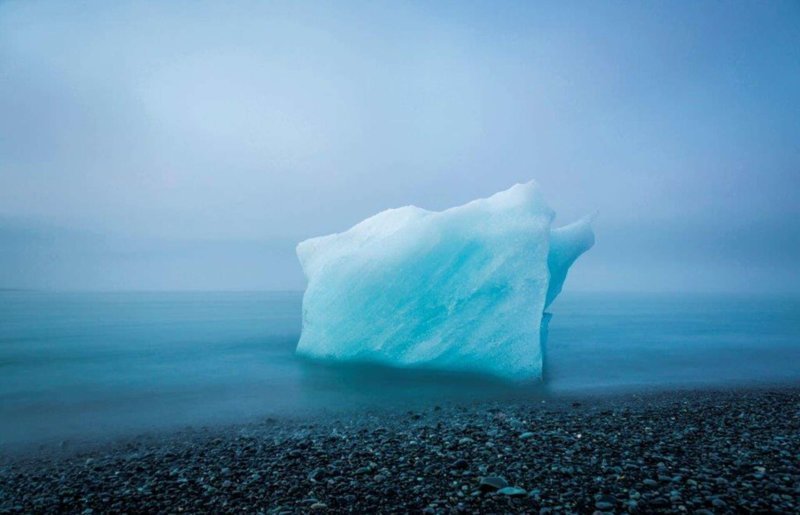 Отколовшийся кусок айсберга в ледяных водах Исландии. Фото - Андрэ Мерсье (США), второе место в конкурсе