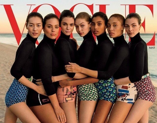 Vogue же отфотошопил модель, чтобы она не выделялась на фоне других девушек (предпоследняя слева)