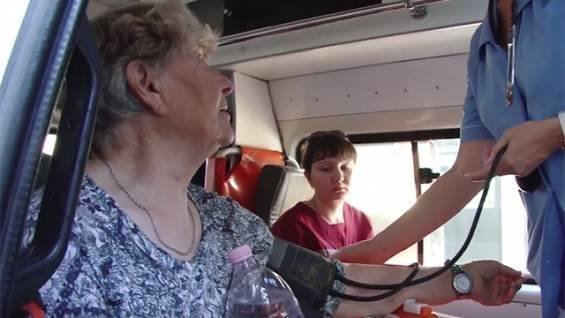 Барнаульские контролеры час продержали 77-летнюю старушку на жаре