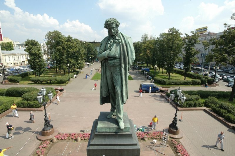 Бездомная немка пытается выяснить, насиловал ли ее кто-нибудь у памятника Пушкину