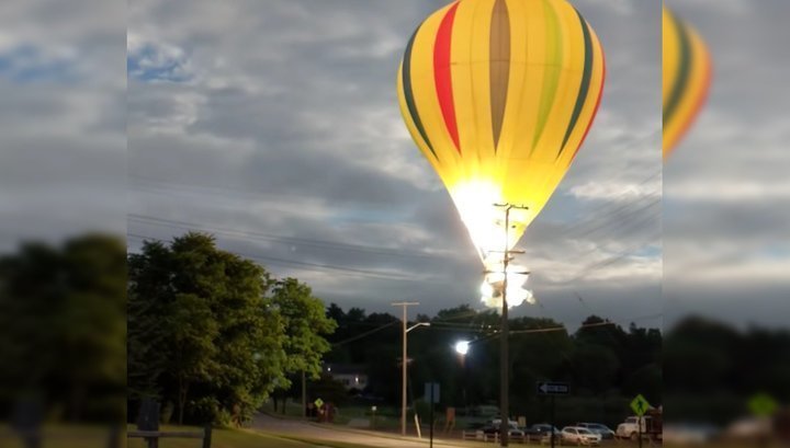 На мичиганском фестивале воздушных шаров аэростат налетел на высоковольтную линию
