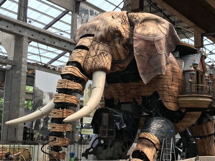 Гигантский механический слон в городе Нант