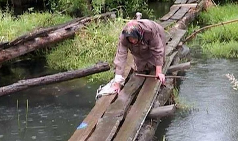 Реальная сила интернета: Ветеран ползет по ветхой переправе над рекой Оптуха