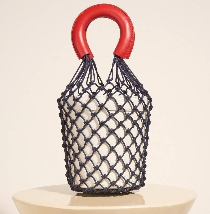 Продуктовая «сумка», состоящая из ведра в авоське, стала трендом на Нью-йоркской неделе моды. Цена: $ 375