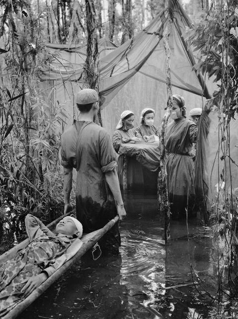 Военный госпиталь и операционный стол в болоте. Вьетнам, 1970