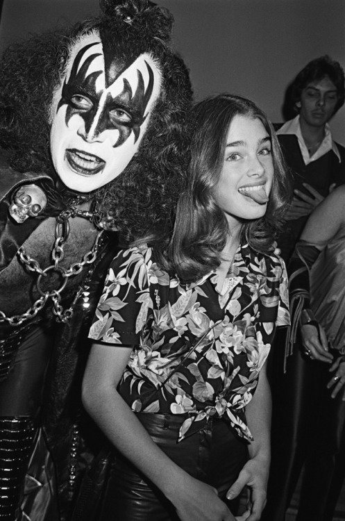 Джин Симмонс из KISS и Brooke Shields на вечеринке Firoucci в Беверли-Хиллз от Брэда Элтермана, 1978