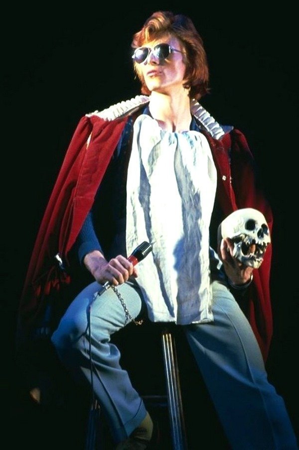Дэвид Боуи на сцене в Нью-Йорке, 1974 год.