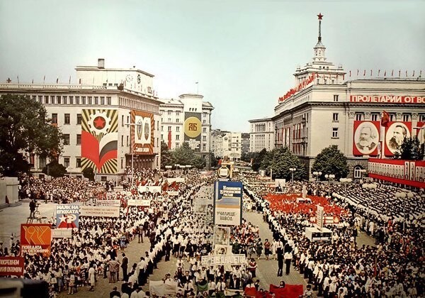 9 сентября, которая считается как датой болгарского антифашистского восстания 1944 года, так и началом коммунистического режима.