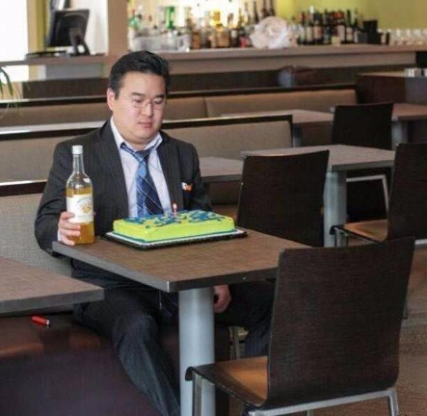 Ходить одному в кафе грустно, особенно в день рождения