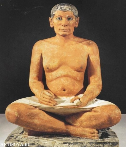 «Сидящий писец» из Саккары, (2600-2360 гг. до н.э.). Материал — известняк, а глаза снова из хрусталя, в медной оправе.
