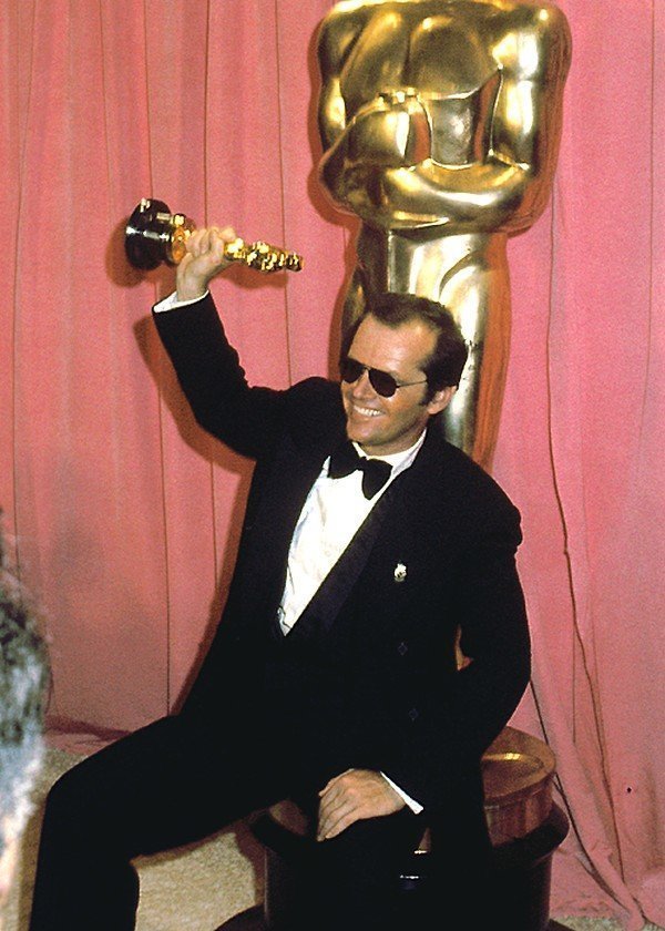 Джек Николсон со своим «Оскаром» за «Пролетая над гнездом кукушки», 1976