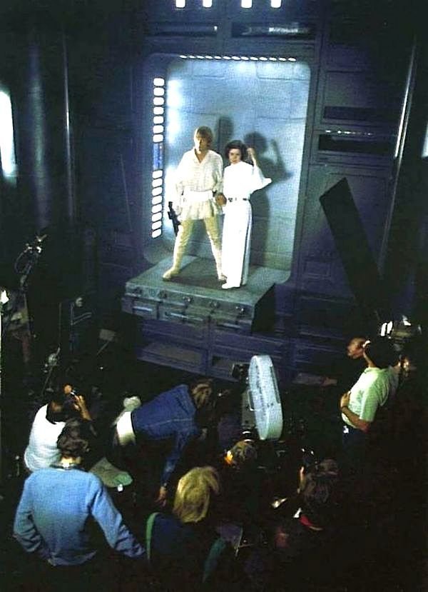Марк Хэмилл и Кэрри Фишер на съемочной площадке «Звездных войн», 1977 год.
