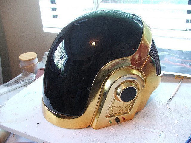 Самодельный шлем Daft Punk своими руками за 300 часов