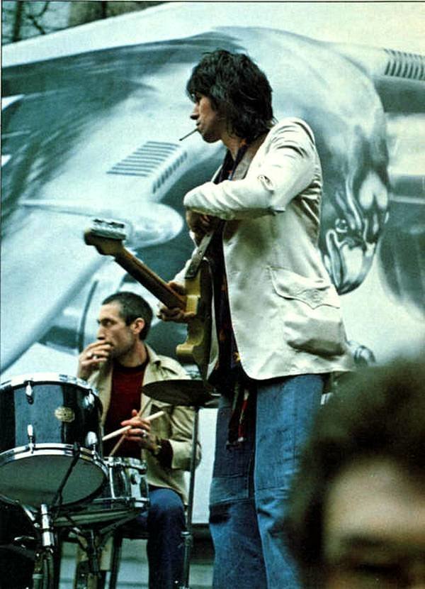 Кит Ричардс и Чарли Уоттс на сцене в Flatbed Truck, Нью-Йорк, 1975. Фото Варинг Эбботт.
