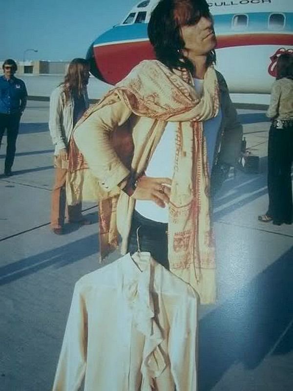 Кит Ричардс в аэропорту во время Американского тура Rolling Stones 1972