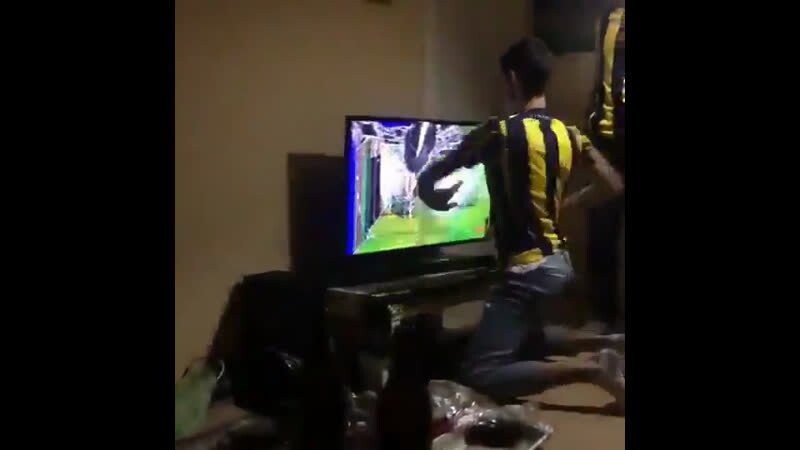 Китайские футбольные фанаты вымещают злобу на телевизорах! Это надо видеть!
