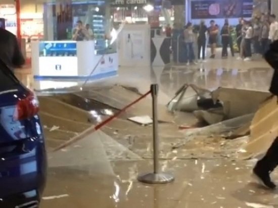 В иркутском ТЦ от прошедшего ливня рухнул потолок: видео