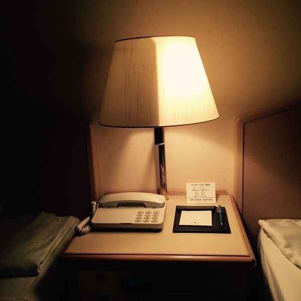 29. Прикроватная лампа в номере отеля, которую можно включить наполовину