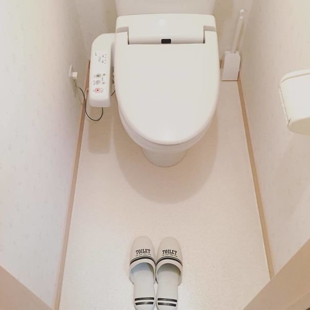 45. Японцы используют для туалета отдельные тапочки