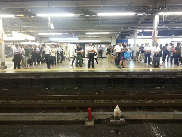 23. Токийцы в ожидании поезда