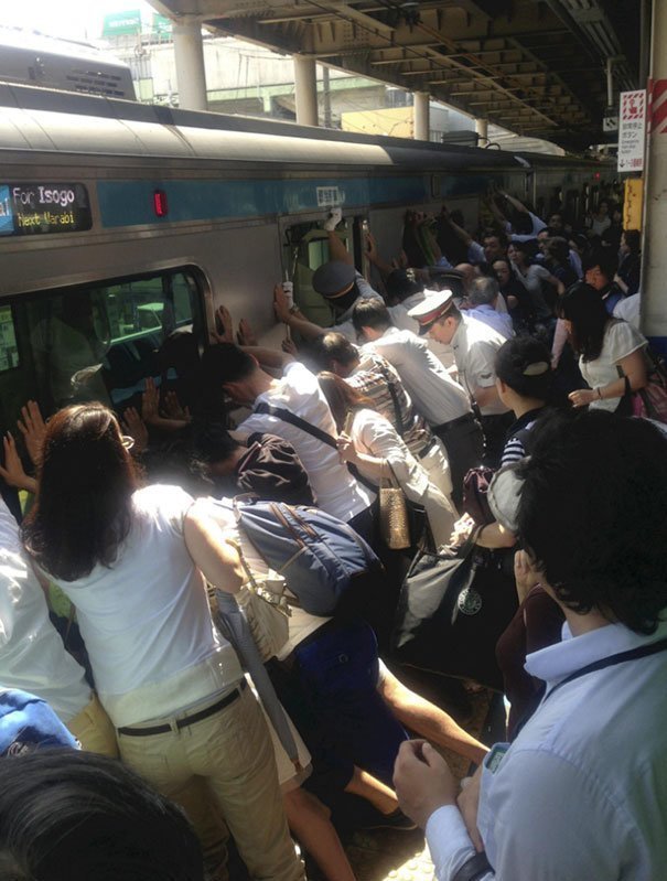 12. Пассажиры в Токио толкают вагон, чтобы спасти женщину, которая упала и застряла между платформой и поездом