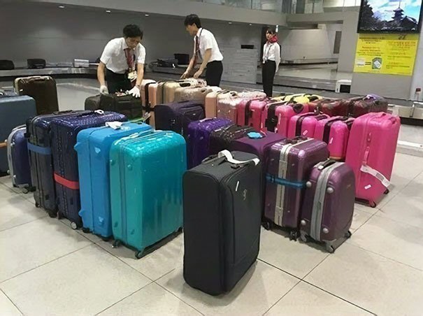 28. Сотрудники аэропорта сортируют чемоданы по цвету