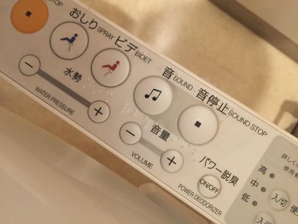 14. Общественные туалеты оснащены специальными кнопками, включающими для комфорта белый шум или звуки льющейся воды