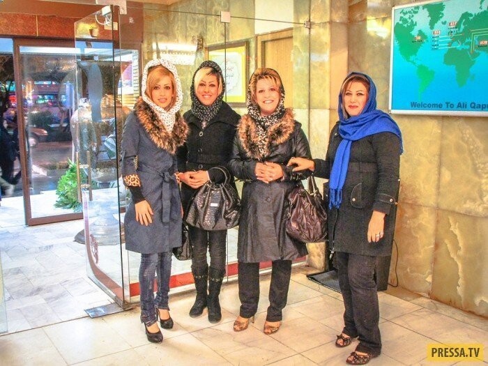  Модницы Исфахана специально попросили себя сфотографировать, чтобы в других странах узнали какие они красотки.