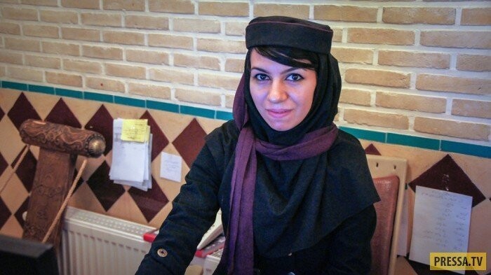  Типичный иранский нос. Кассир в ресторане Исфахана.
