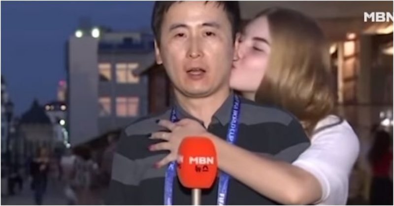 Корейского журналиста поцеловали несколько российских болельщиц, но он не расстроился