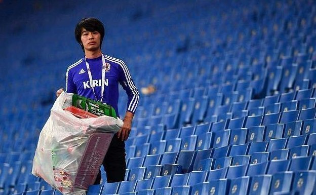 Японские футболисты убрали раздевалку и оставили записку с единственным словом "Спасибо"