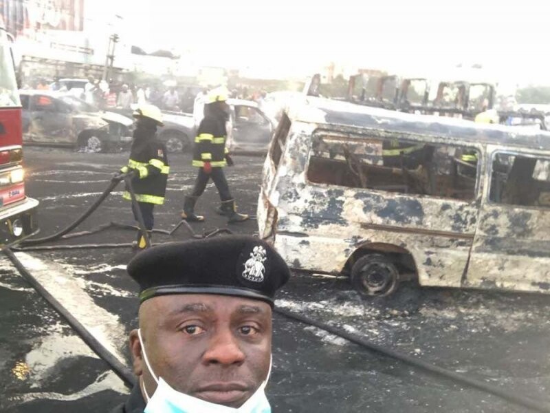 Взрыв бензовоза: в Нигерии сгорело более 50 автомобилей