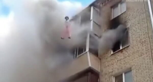 Мужчина спасает жизнь своего ребёнка, выбросив его из окна пятого этажа