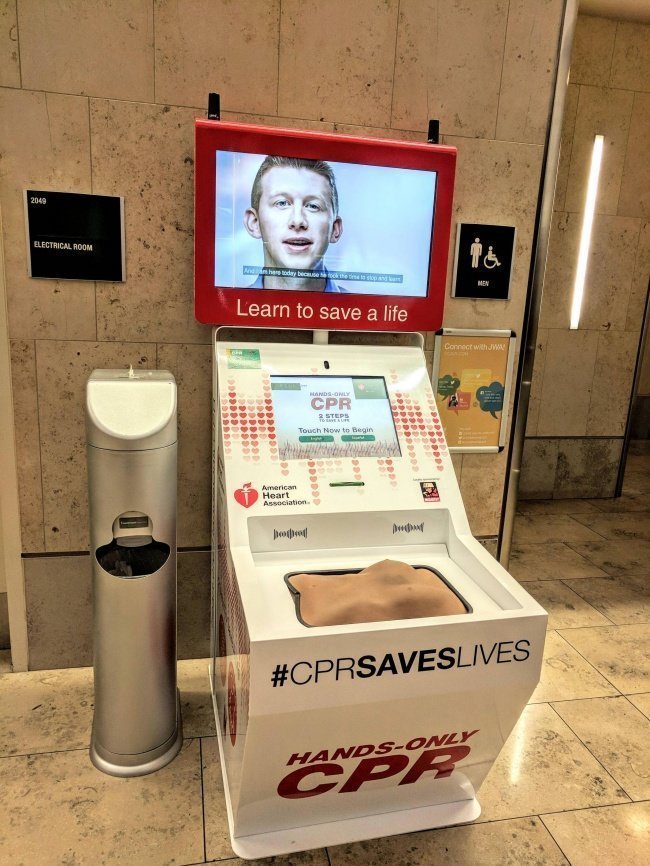 В метро стоит автомат, который учит оказывать первую помощь
