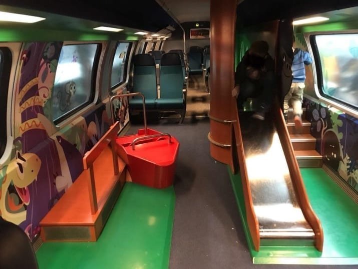 В Швейцарии поезда оборудованы вагоном для детей, где они могут резвиться