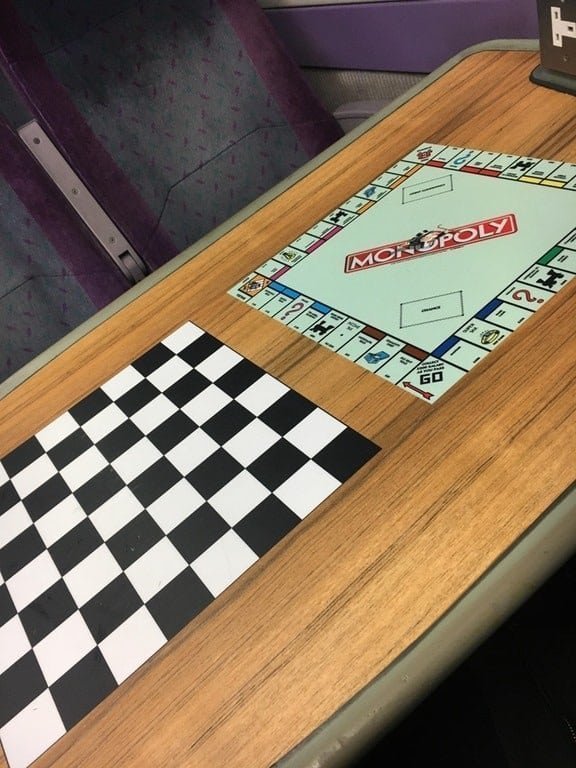 Столы в поездах с популярными настольными играми
