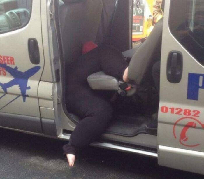 Тучная дама застряла в такси