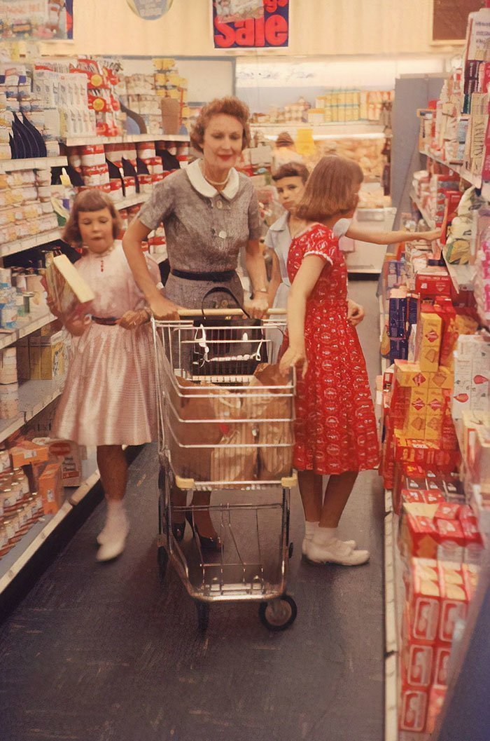 Пэт Никсон, супруга 37-го президента США Ричарда Никсона, с детьми в магазине, 1958 год 