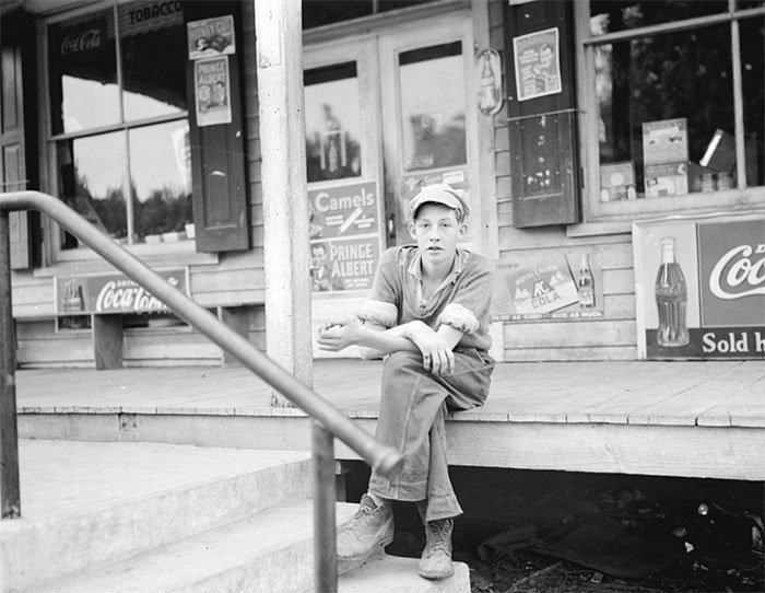 Подросток у дверей универсама, Роузленд, Вирджиния, 1938 год