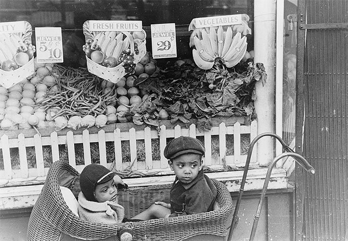 Дети у магазина фруктов и овощей, Чикаго, Иллинойс, 1941 год 