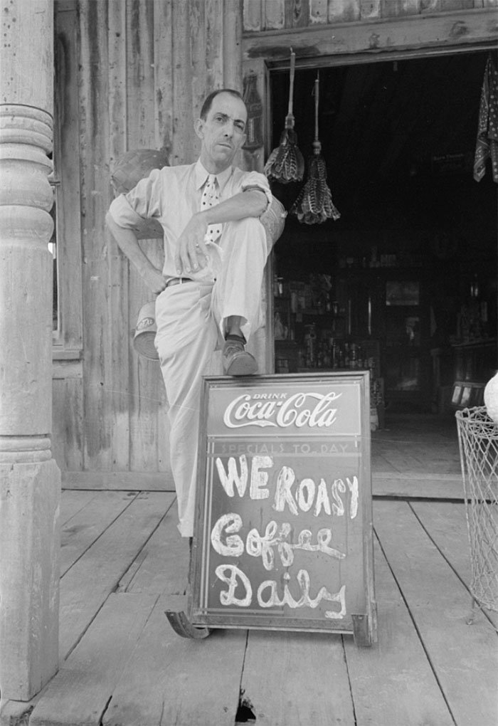 Владелец магазинчика продовольственных товаров, Луизиана, 1938 год