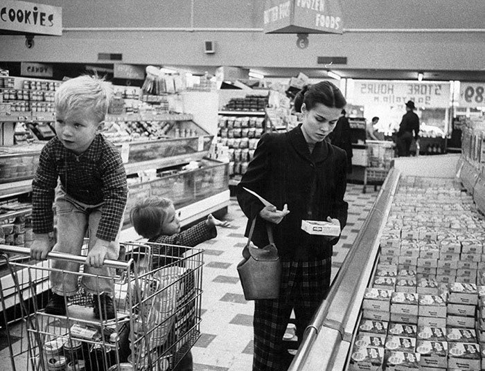 Мать с детьми в супермаркете, 1956 год 