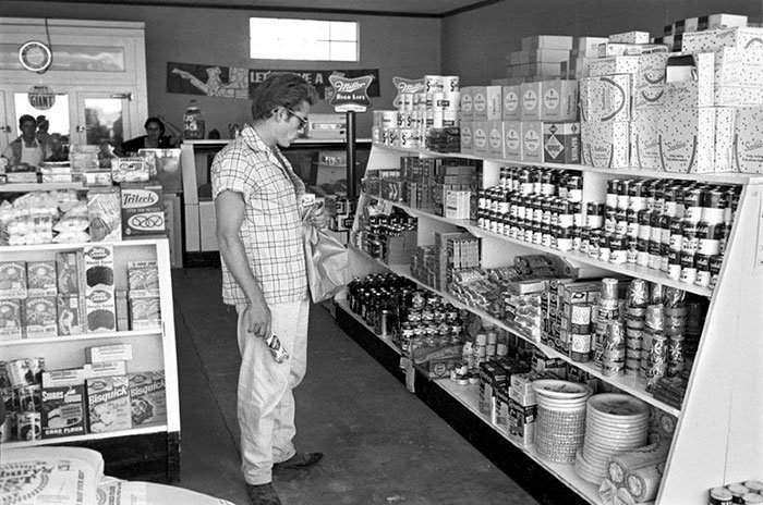 Джеймс Дин за покупками, Марфа, Техас, 1955 год